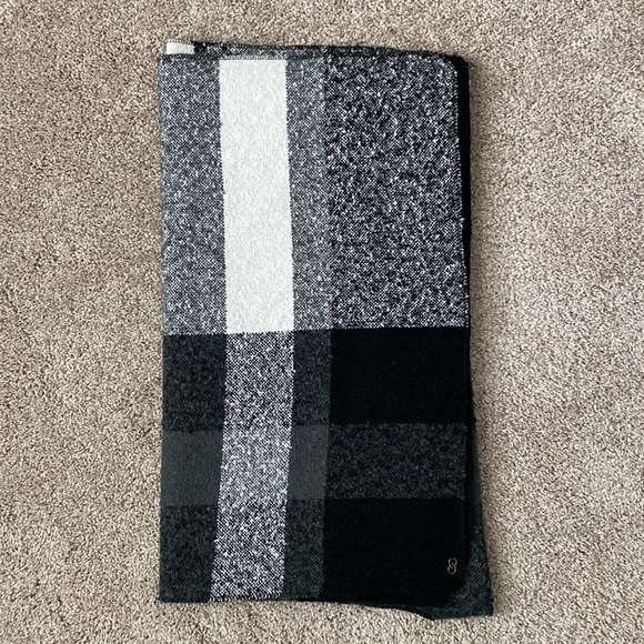 CALIA by Carrie Underwood Wrap - Picture 9 of 11